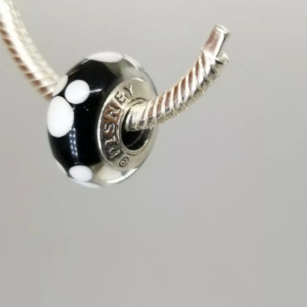 Pandora Mickey and Minnie mouse Murano set. - Picture 10 of 13